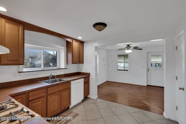 Building Photo - 1708 Lake Dr