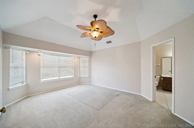 Building Photo - Located in a cul-de-sac, this 3 bedroom, 2 bath, 2 car garage home boasts over 2000 sq ft and a g...