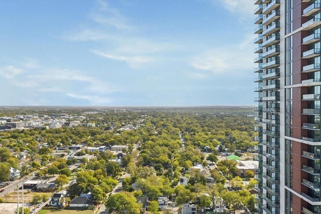 Building Photo - 610 Davis St