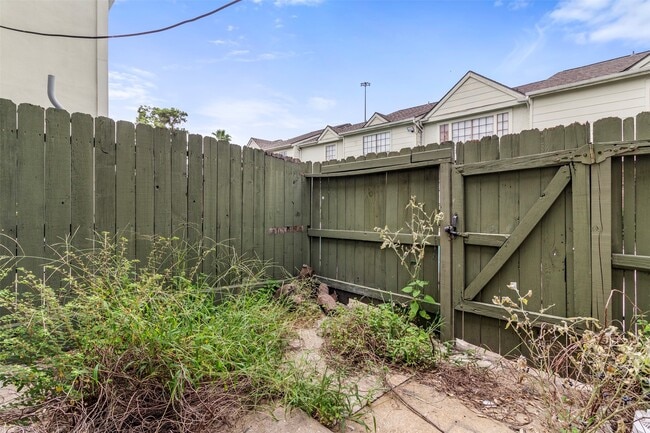 Building Photo - 8657 Village of Fondren Dr