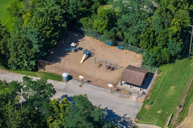 Building Photo - 402 Elken Pl