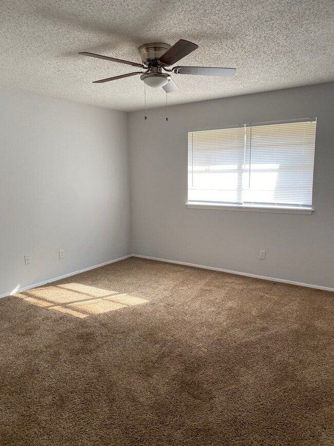 Building Photo - Spacious 4 Bedroom, 2 Bathroom over 1700 sqft. Duplex in Westridge!
