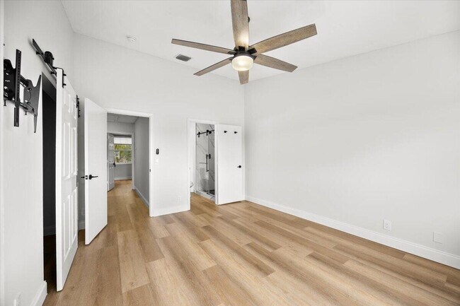 Building Photo - 3124 SW 49th St