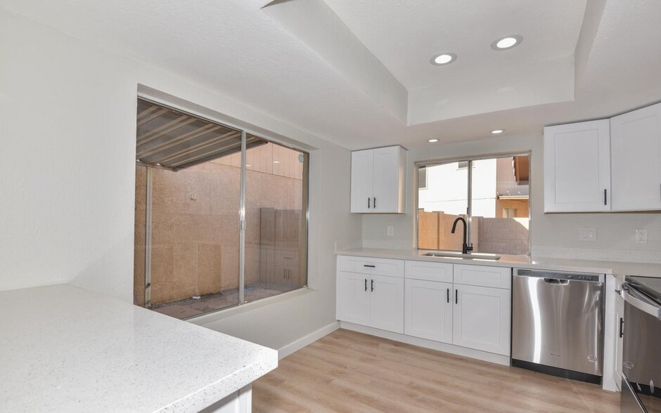 Building Photo - 14837 N 25th Dr