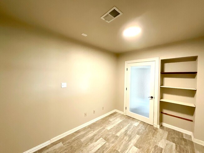 Building Photo - 5303 Shady Oak Cir