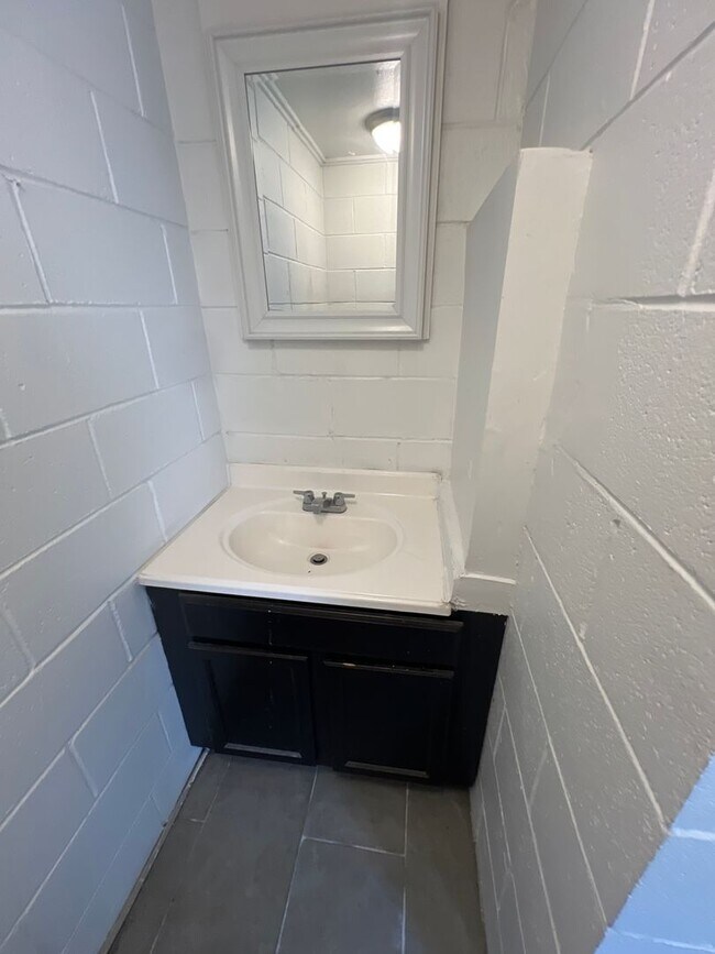 Building Photo - Cute Casita Style Living in historic Albuquerque 1 Bedroom 1 Bath.