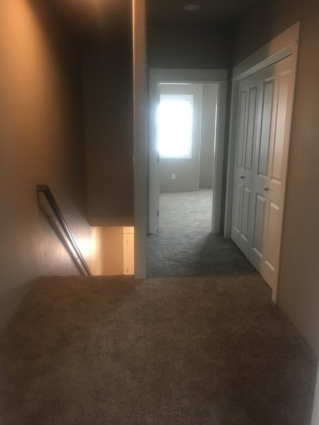 Building Photo - Beautiful Townhome in East Medford