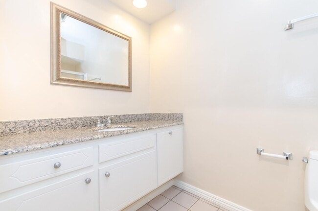 Building Photo - Stunning renovated apartment in the Heart ...