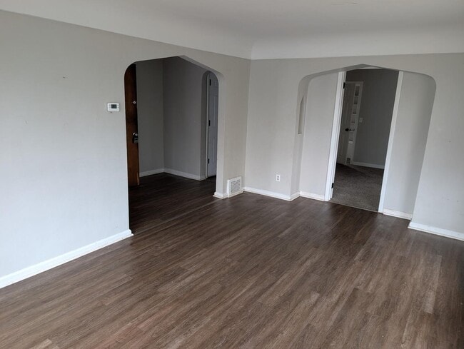 Building Photo - 194 Richter St