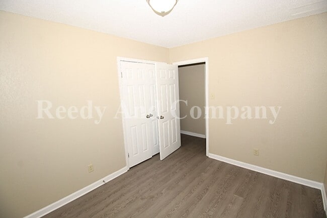 Building Photo - 324 McFarland Dr