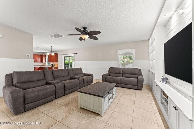 Building Photo - 553 Trymore Dr SE
