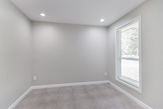 Building Photo - 24518 Pine Canyon Dr