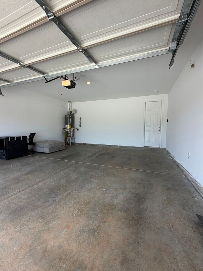 Building Photo - Beautiful 3 Bedroom Home in Grand Hollow with Resort-Style Amenities!