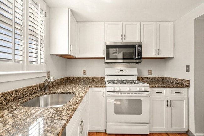 Building Photo - 442 Main St