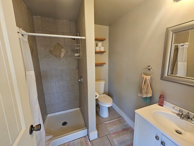 Building Photo - Beautiful Home in the Spokane
