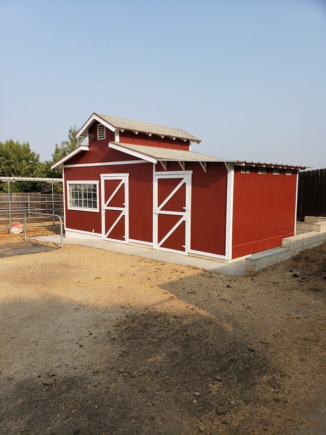 Building Photo - HORSE'S HORSE'S.....GREAT HOUSE WITH LOTS OF LAND AND A BARN