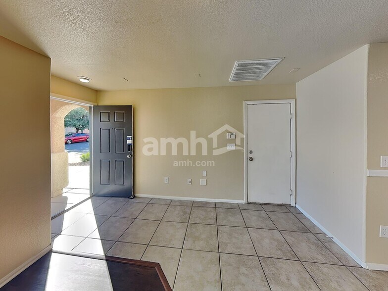 Building Photo - 10819 Hawthorne Berry St