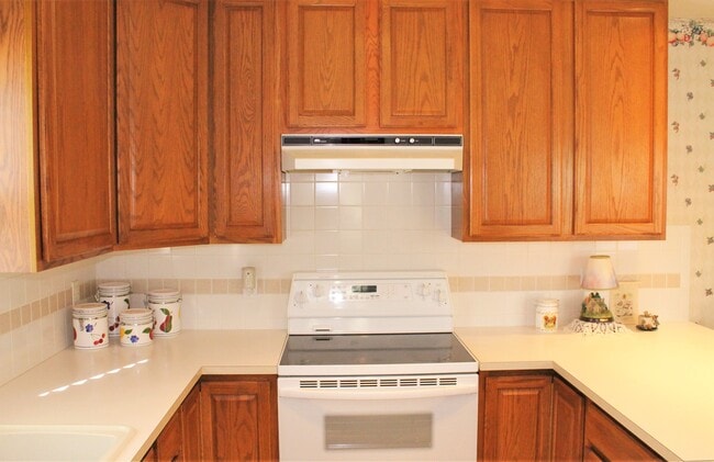 Building Photo - 6109 Buckingham Ave