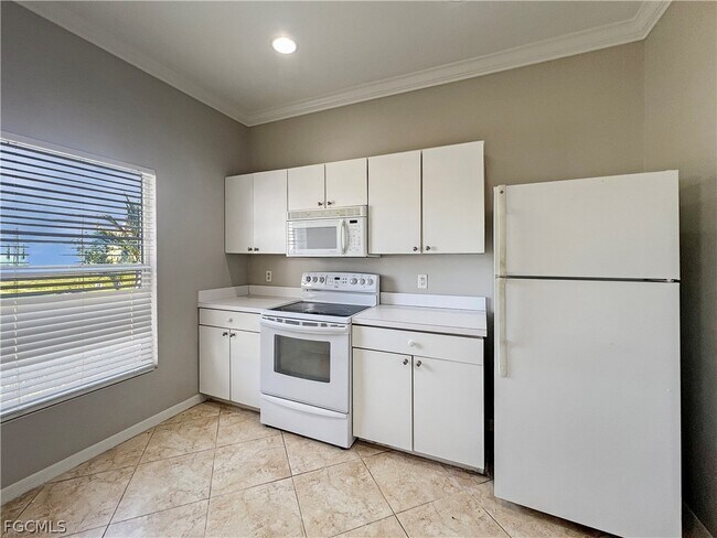 Building Photo - 906 Alfreda Ave