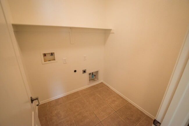 Building Photo - Charming 4 Bedroom, 3 Bath Home, with 2 Ca...