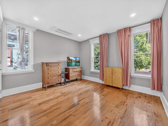 Building Photo - 70 Sherman Pl