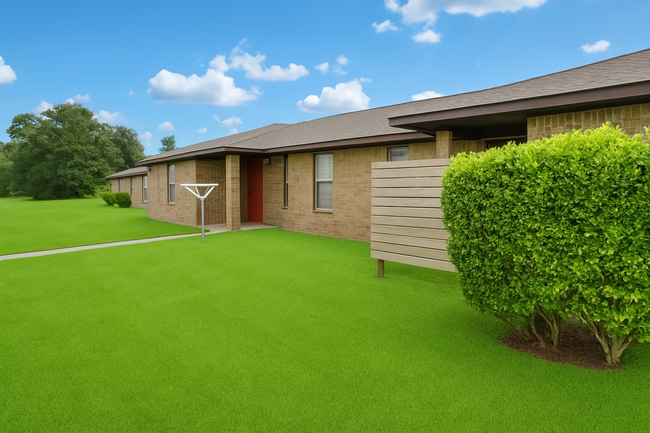 Building Photo - ***Flexible Move-In Specials Available!! Cute 2 Bedroom Apartment in Eagle Lake