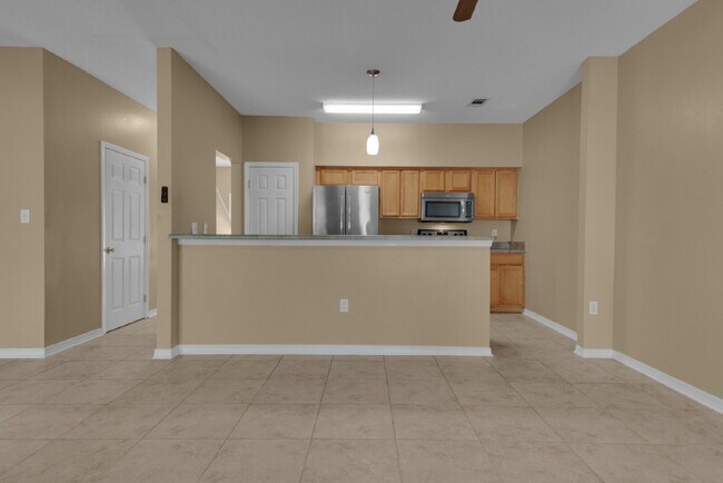 Building Photo - "Charming 3-Bed Townhouse Retreat with 2.5...