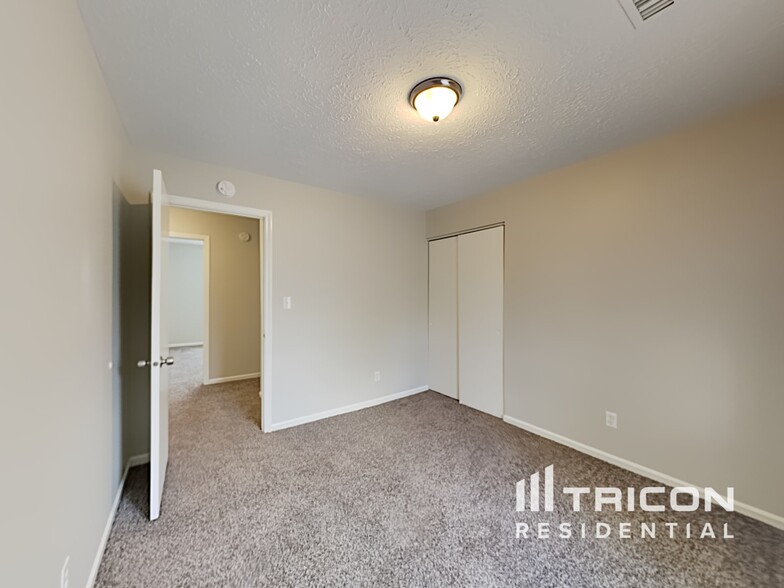 Building Photo - 3324 Oak Tree Dr S