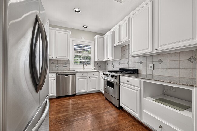 Building Photo - 6308 Schuler St
