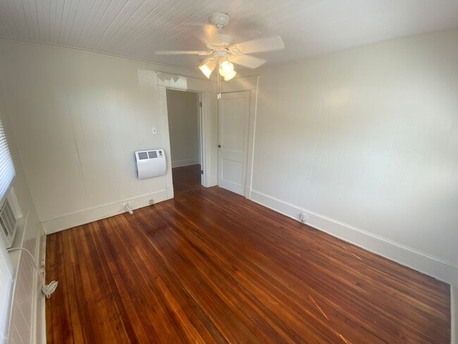 Building Photo - Great 2BR/1B Apartment in Historical House!