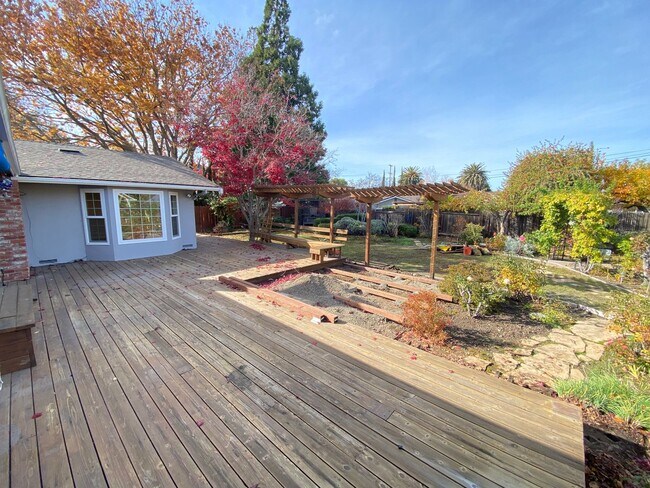 Building Photo - 3 Bed 2 Bath SIngle Family Home In Walnut Creek (Water, Garbage, Internet Are Included In The Rent)