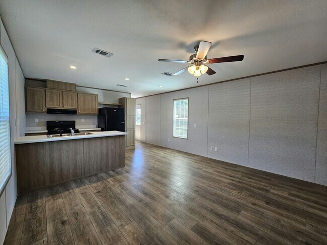 Building Photo - 491 Suwanee Dr
