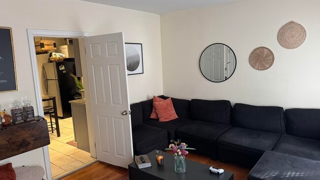 Building Photo - 40 Willow St