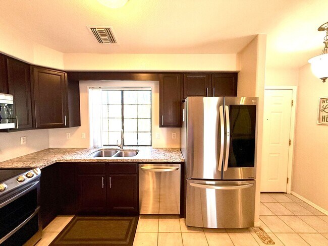 Building Photo - Custom 3 Bedroom, 2.5 Bath Home w/Bonus Ro...