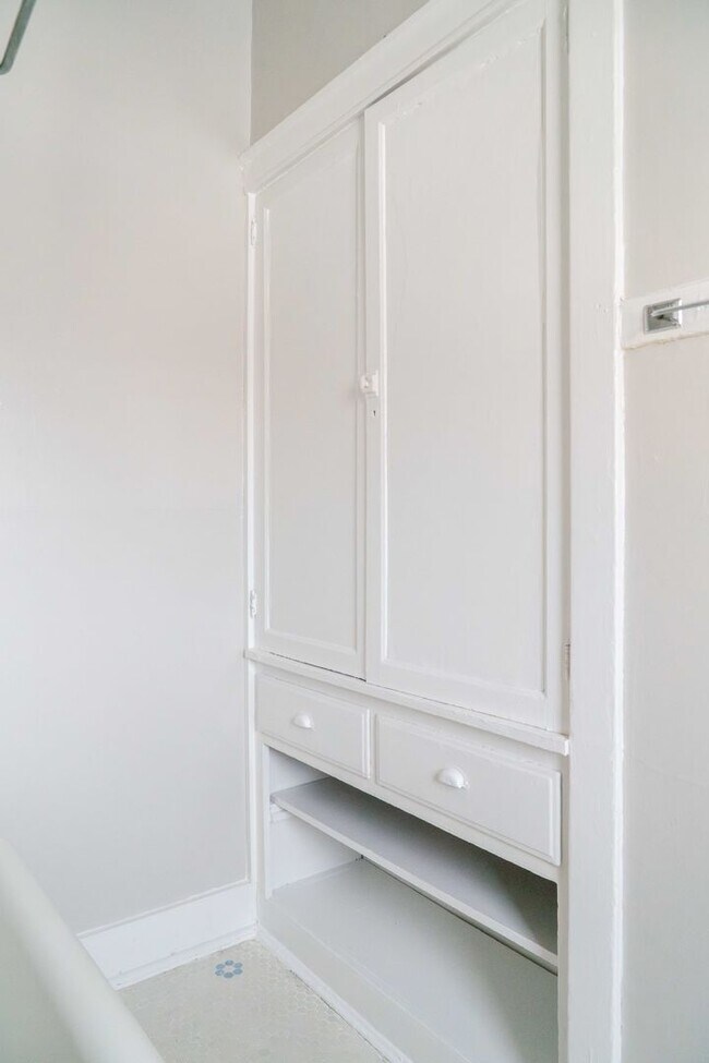 Building Photo - Uptown / Ravenswood - Studio - w/ Decorati...