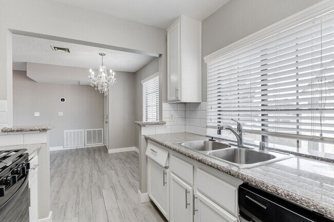 Building Photo - Stylish Upstairs Condo with Dual Primary S...