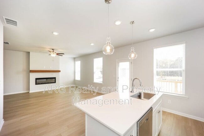 Building Photo - 17 Camellia Dr