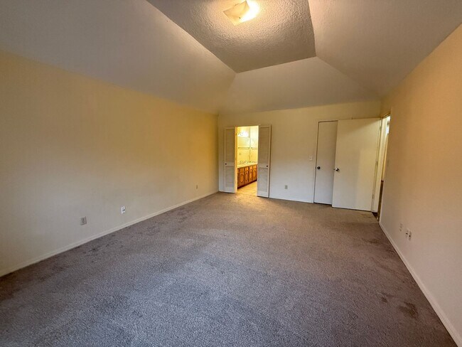 Building Photo - Huge Master Suite, culd-du-sac, Jenks Scho...