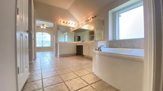 Building Photo - 2503 Westerlake Dr