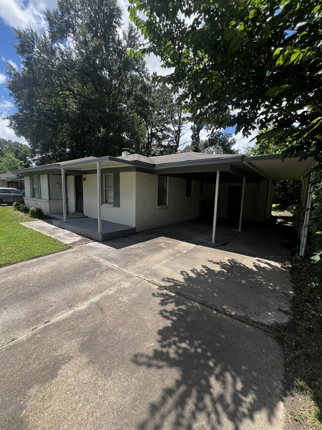 Building Photo - 779 Rock Rd