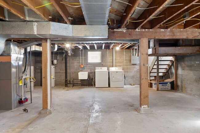 Building Photo - 640/642 West 1st Street