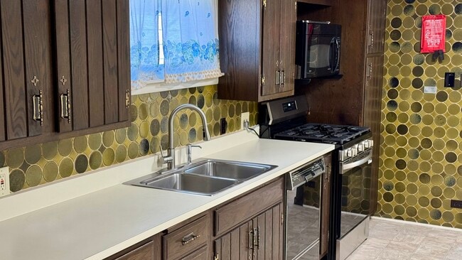 Building Photo - 304 E Hawthorne Dr