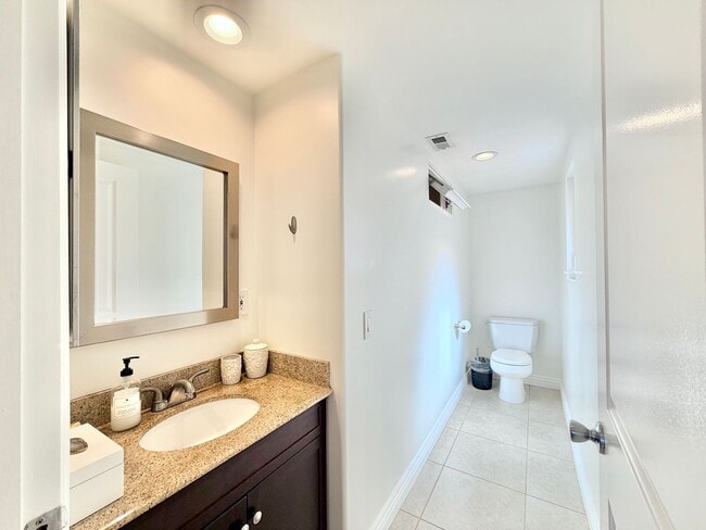 Building Photo - 3953 Sunset Ln