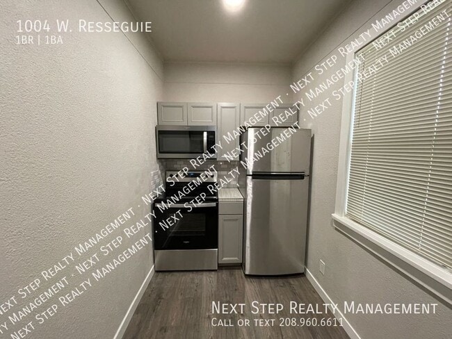 Building Photo - 1004 W. Resseguie-