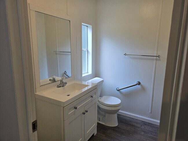 Building Photo - 239 Thompson Cir