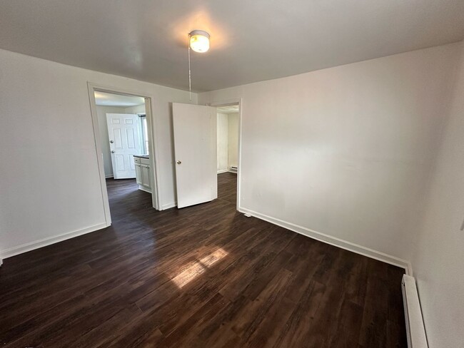 Building Photo - 461 Dennis Dr