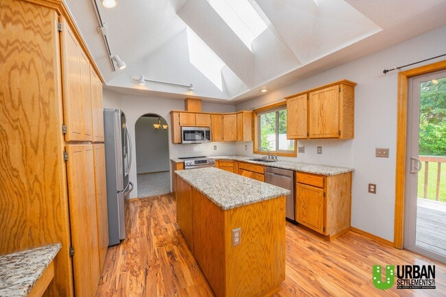 Building Photo - Spacious 4 bedroom and 3 bathroom house fo...