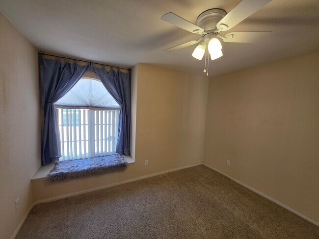 Building Photo - Resort Style Condo At The Lakes