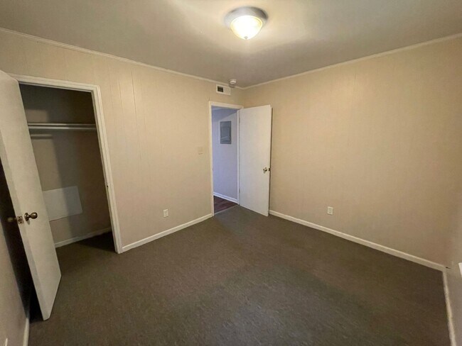 Building Photo - 1705 Snowden Dr SE
