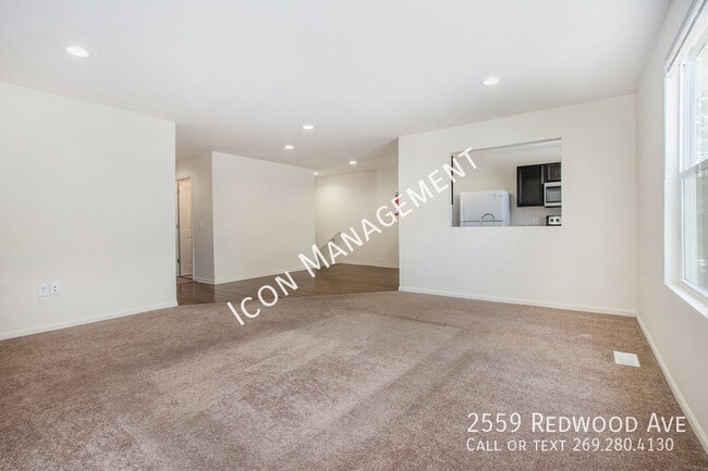 Building Photo - 2559 Redwood Ave
